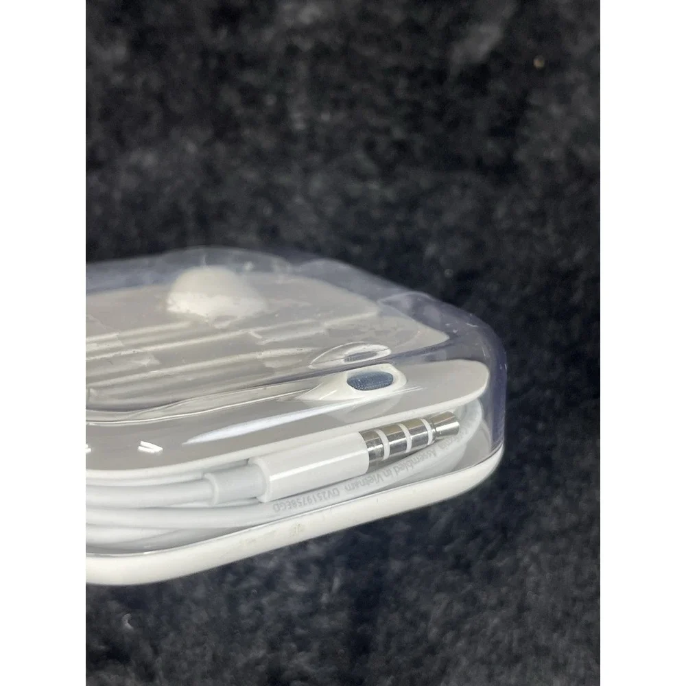 Apple EarPods 3.5mm Headphones Earbuds Remote Mic New Sealed Genuine OEM